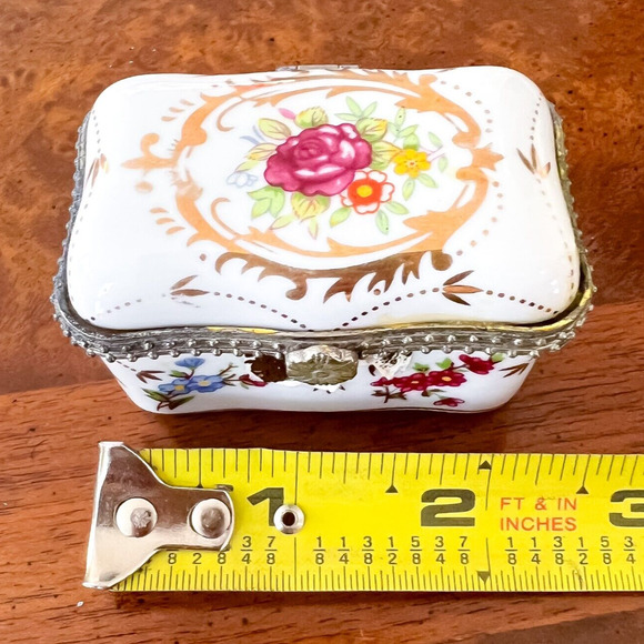 Porcelanas LF Vintage Trinket Box Victorian Porcelain Cameo Enamel Metal Flowers - Picture 11 of 12